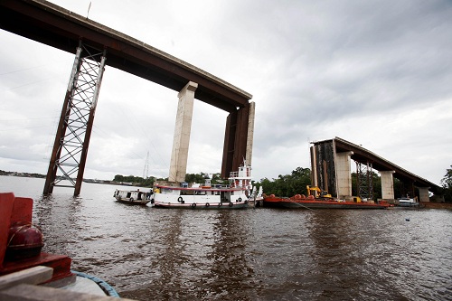 A retirada das "línguas" de concreto marca o início da segunda etapa de reconstrução da estrutura da ponte sobre o rio Moju (Foto Agência Pará)