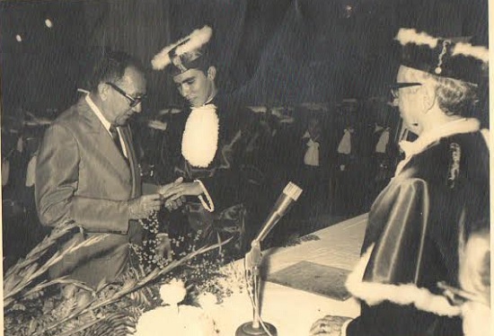 Pedro Marinho de Oliveira, à esquerda, orgulhoso, na solenidade de formatura do filho César, graduado em Medicina (Arquivo pessoal)